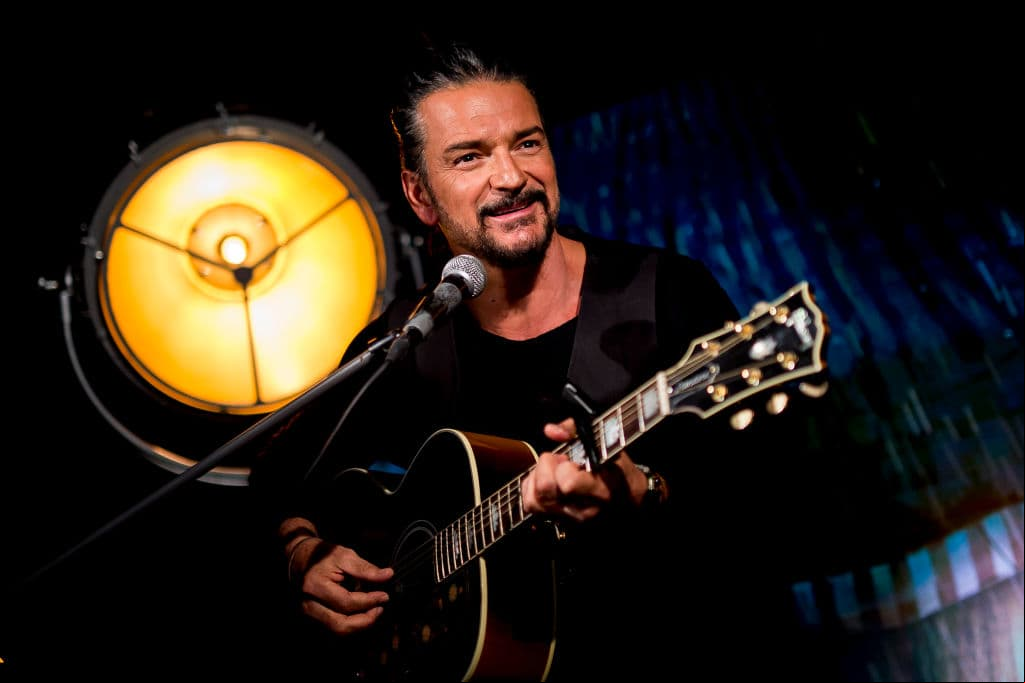 Ricardo Arjona emociona a sus fans con adelanto de su nuevo álbum 'Blanco y Negro'