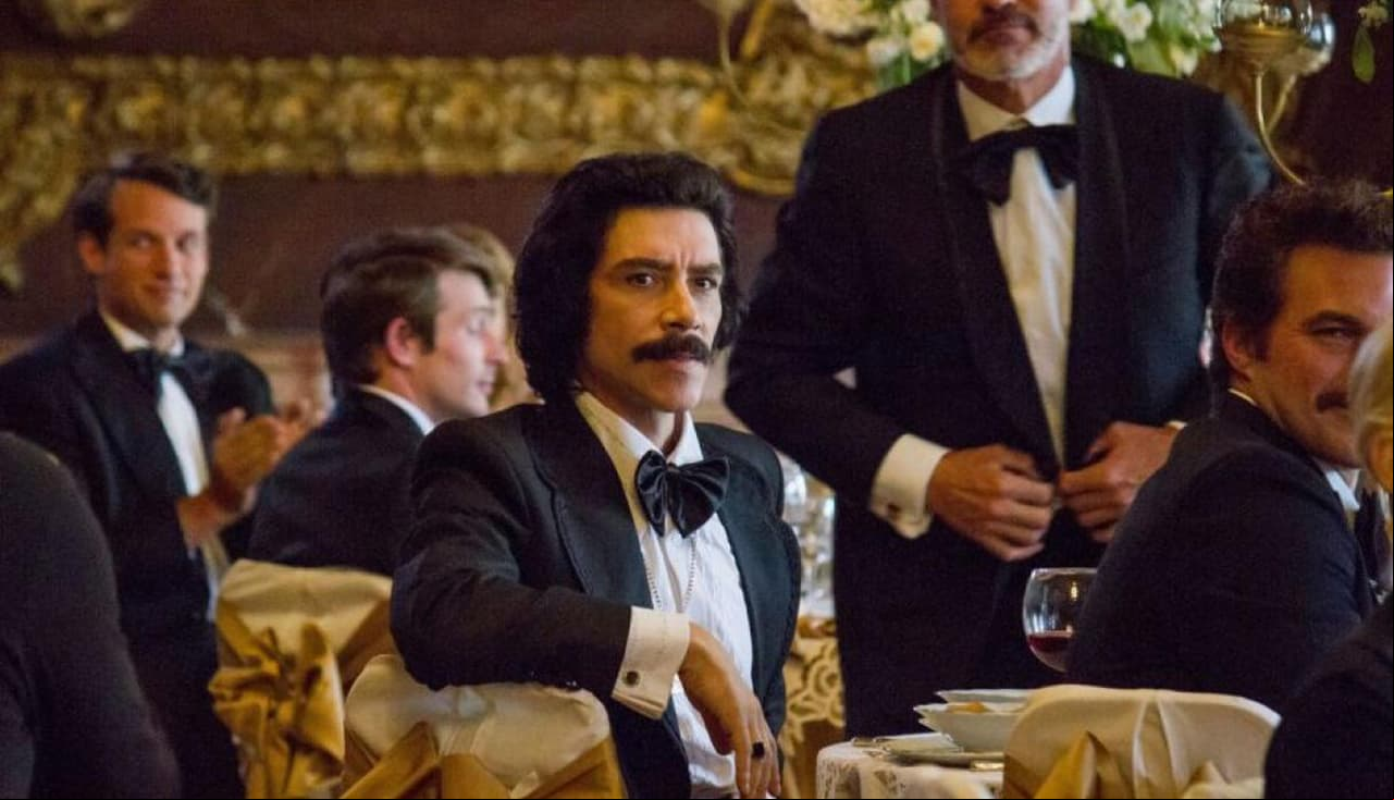 Óscar Jaenada interpreta a Luisito Rey en 'Luis Miguel: La Serie'