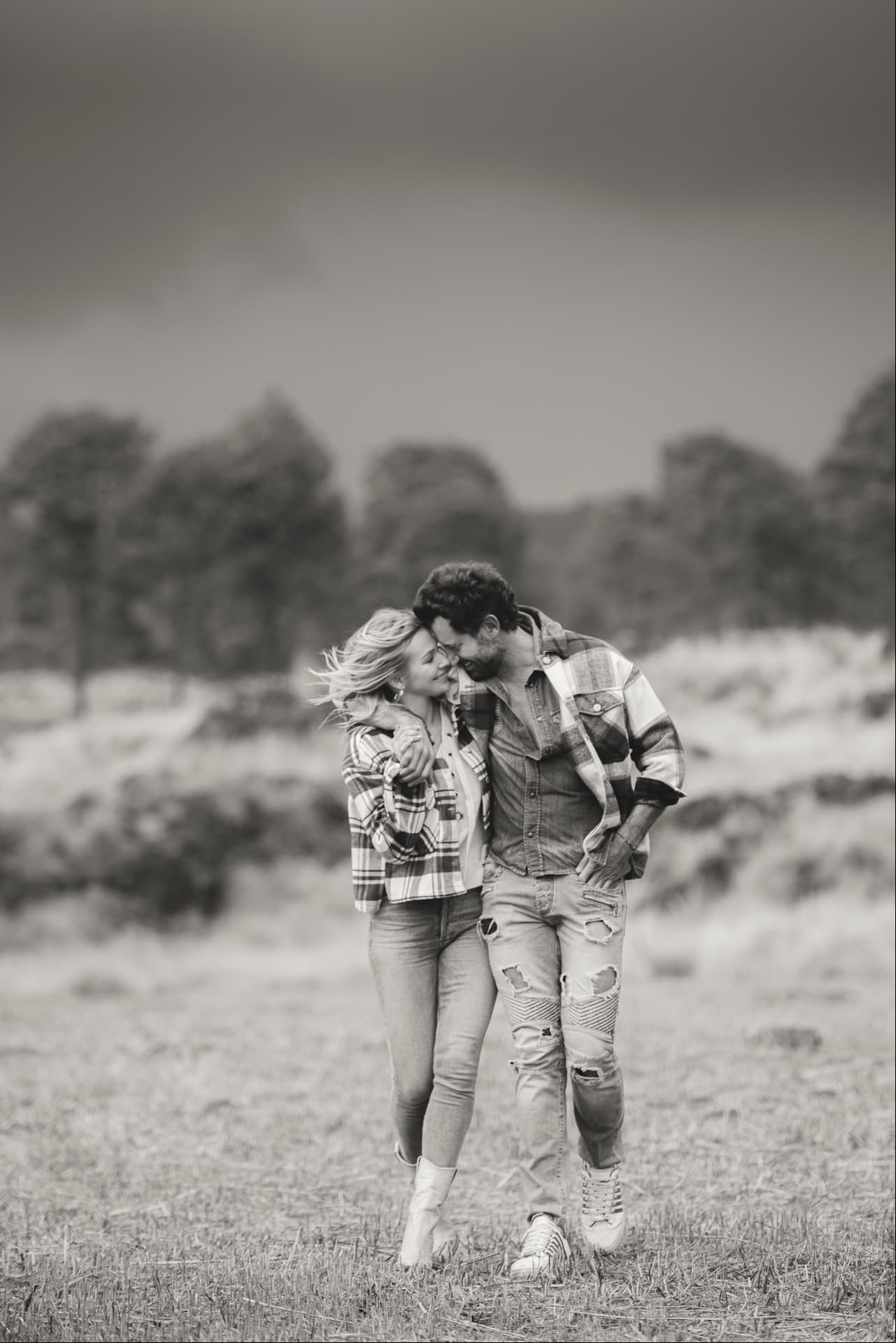 La parece celebró su promesa de amor con una especial sesión fotográfica.