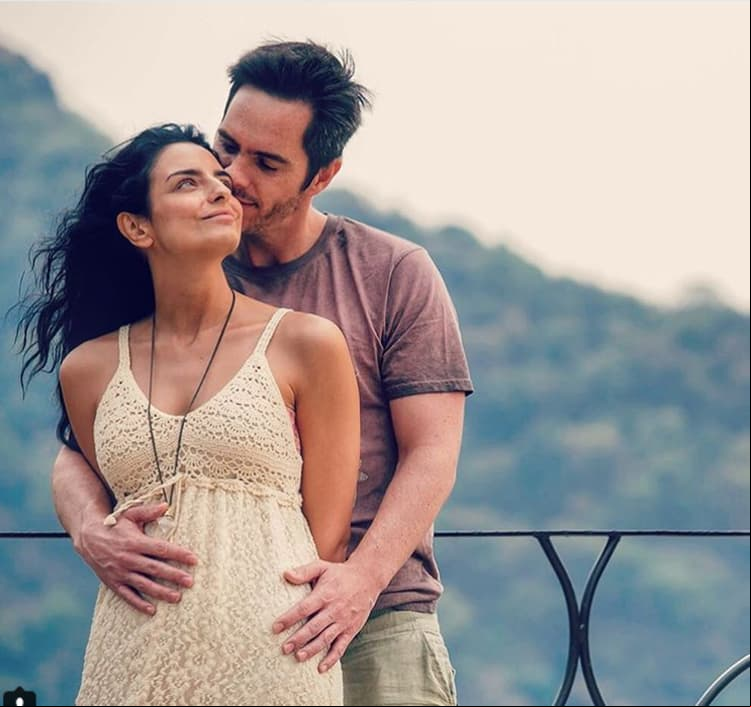Aislinn Derbez comparte divertida foto en la recta final de su embarazo