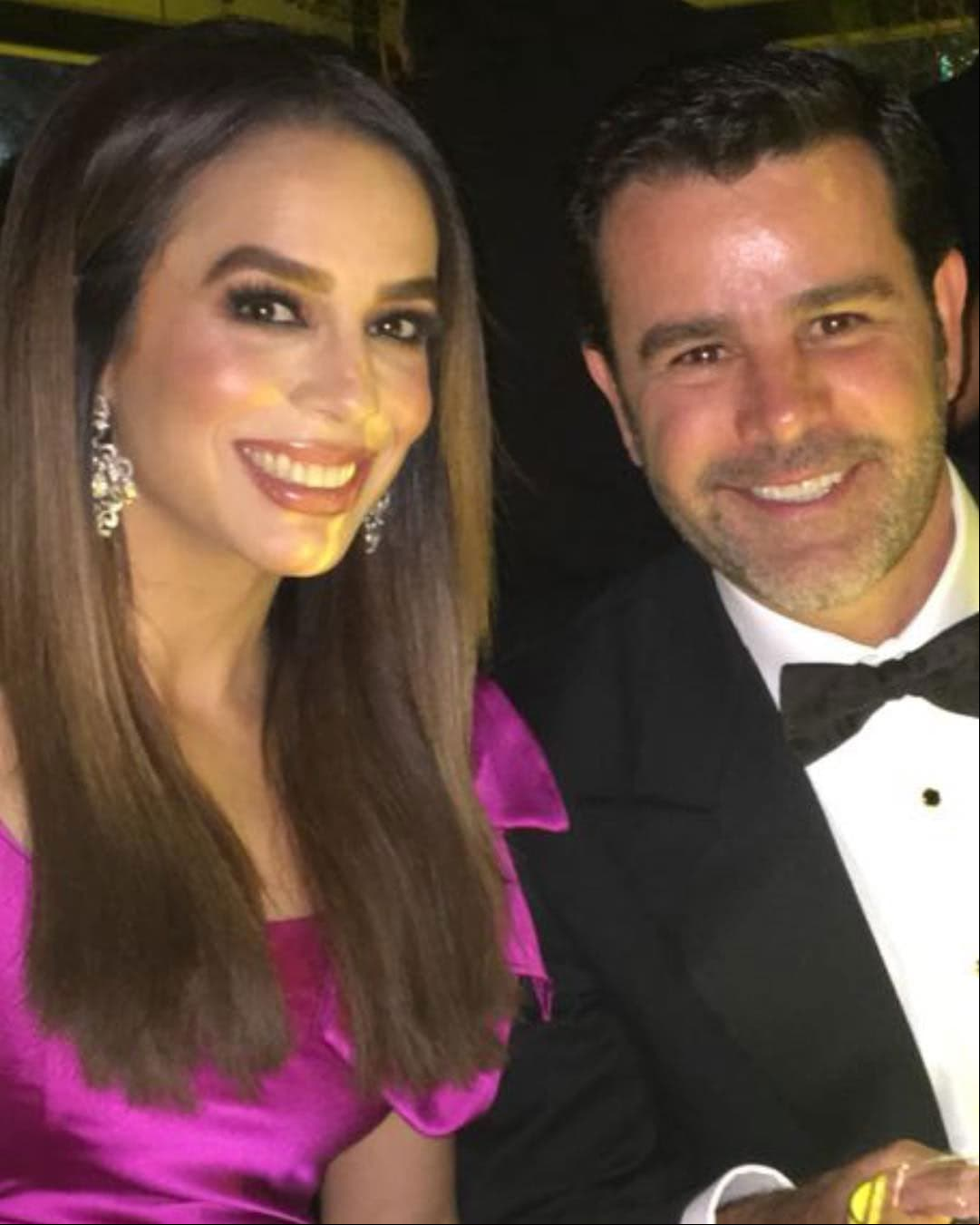 “Es una sorpresa. Hace 25 años nos casamos el 25 de junio, este año es nuestro aniversario de bodas y hace 25 años pues toda la audiencia participó en nuestra boda y la idea principalmente es invitar nuevamente a toda la audiencia que participe en esta renovación de votos. Todo será una sorpresa y nos dará mucho gusto que todos participen en esto y que nos acompañen a celebrar estos 25 años de unión”, dijo.