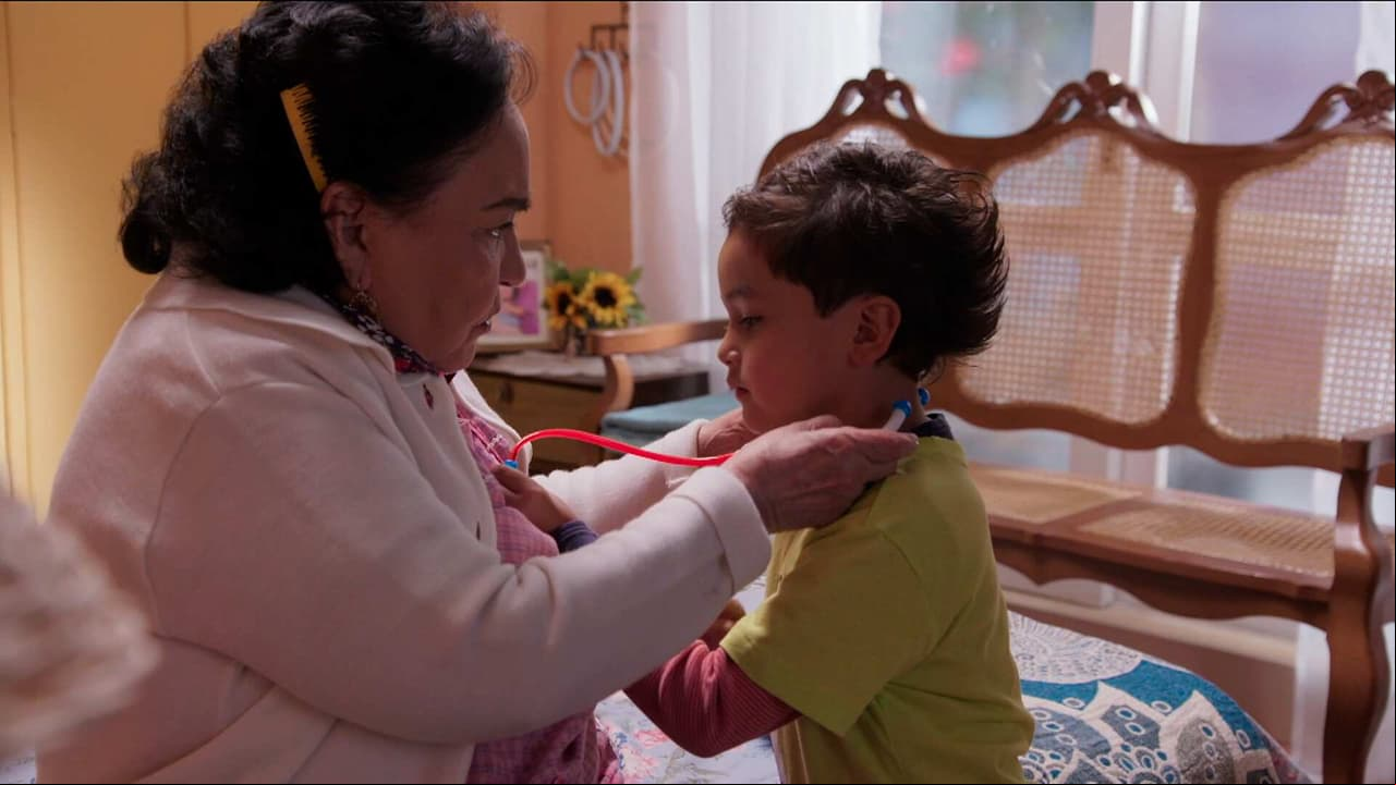 Benjamín revisa la salud de Doña Magos y ella expresa: “La mejor medicina es el amor”