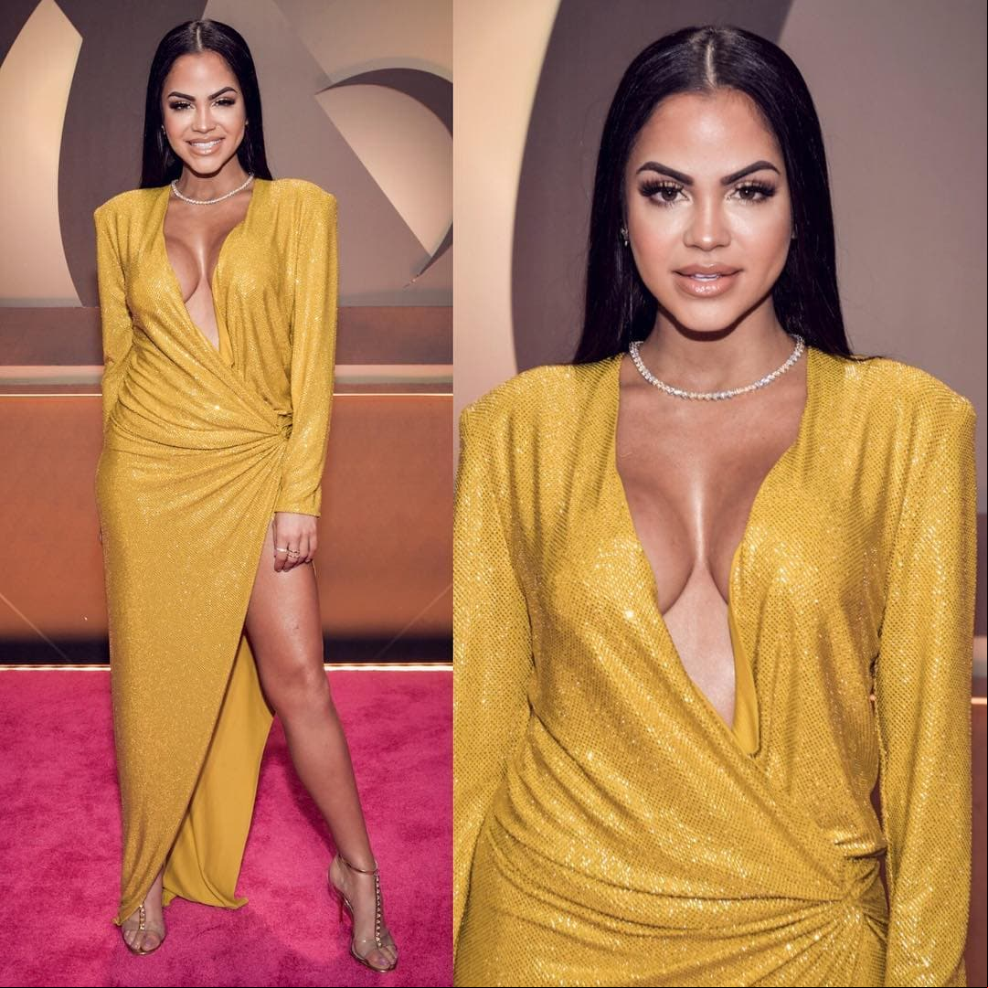 Natti Natasha optó por un escote profundo con un diseño dorado.