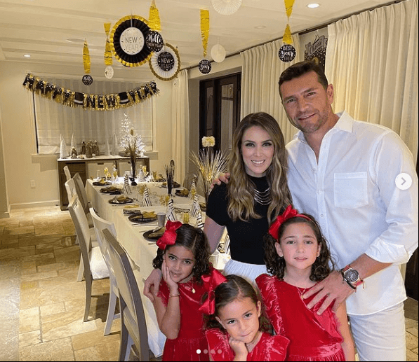Jacky Bracamontes "Feliz año nuevo!!! Los mejores deseos de los Fuentes Bracamontes!!! Emi y Pau ya estaban dormidas cuando tomamos esta foto 😢🙈) @mft07"