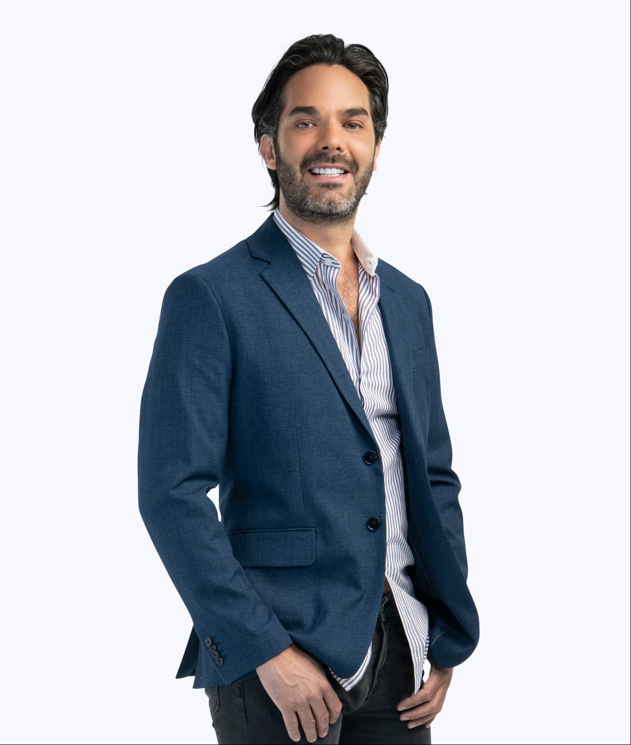 La primera aparición de 'Fabián' fue en la décima temporada de la serie, en la que 'Pedro' le presentó a 'Vanesa' en una cita a ciegas y se convirtieron en novios. Ellos seguirán juntos y se ayudarán a crecer en la temporada 11.