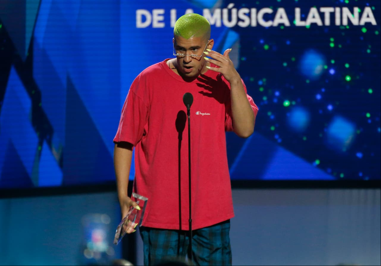 ¡No solo para ellas! Bad Bunny sorprendió en diversas presentaciones luciendo extravangantes uñas, dejando en claro que este recurso puede ser usado por hombres, como lo hace este exponente del reggaeton puertoriqueño.