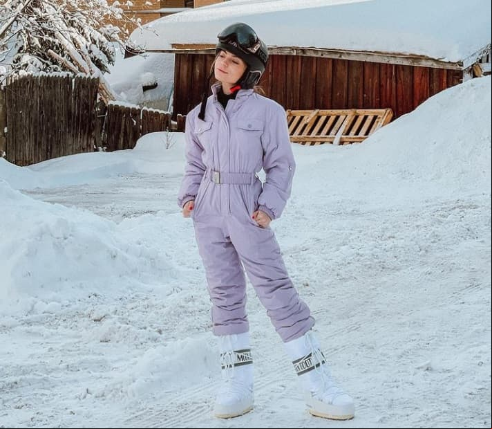 Uno de los trajes para esquí, en tonos rosas y gris, que la joven actriz portó es de marca Snowroller y están valorados en casi cinco mil pesos; mientras que las botas térmicas las venden en casi tres mil pesos.