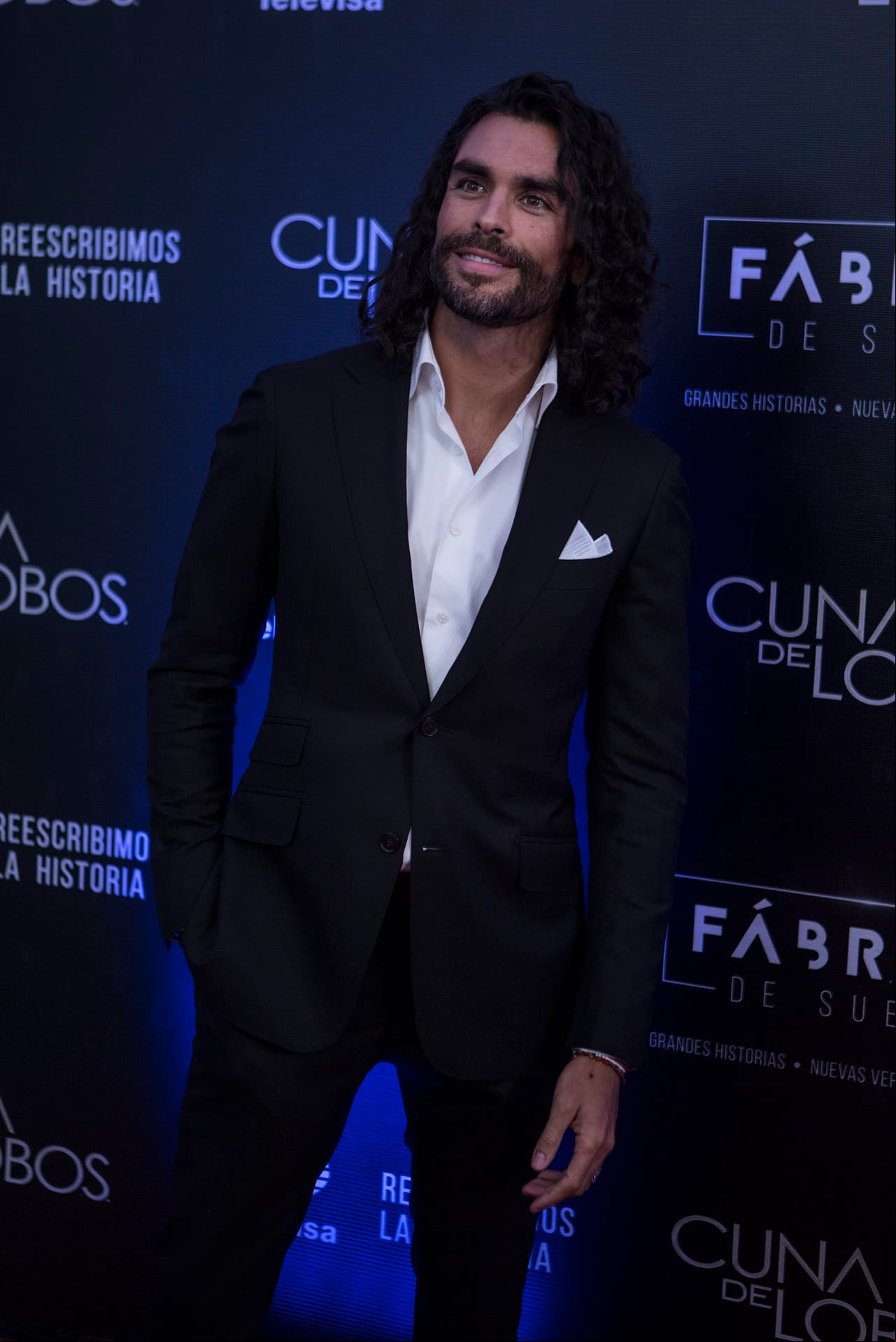 Gonzalo García Vivanco interpreta a 'Carlos Larios', un personaje que describe como: "un hombre noble, no deja de luchar por cambiar, por mejorar como persona, aunque tiene todo en su contra, no claudica, siempre está luchando para mejorar y busca la verdad”, dijo.