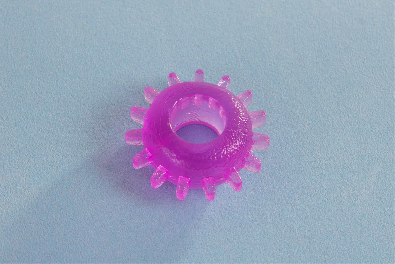 Anillo. Ayuda a que la circulación de la sangre se mantenga, lo que provoca una erección más duradera. Hay diferentes tamaños y materiales.
