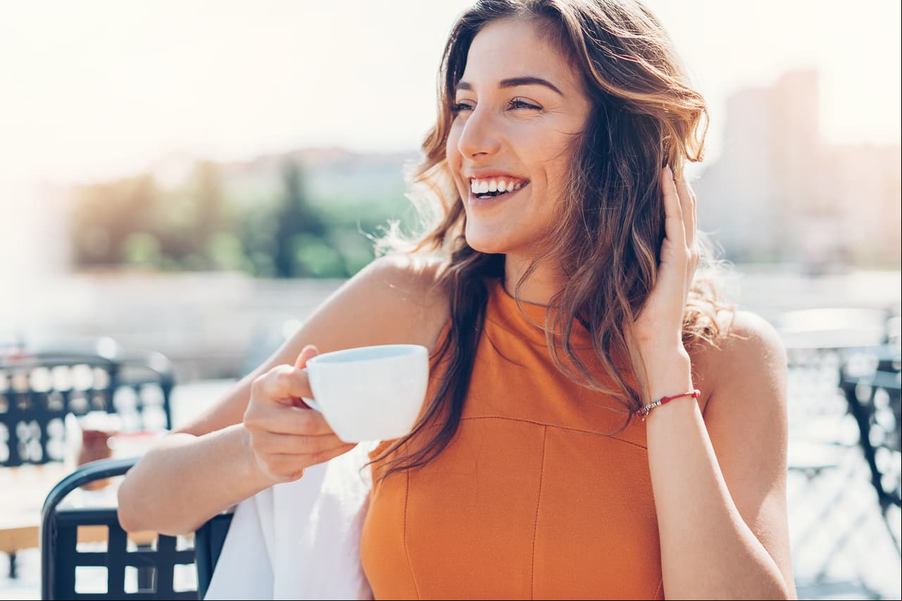 3. Es antioxidante. Elimina los radicales libres que dañan las células de nuestro organismo. Además, ayuda a la concentración, elimina el dolor de cabeza, evita los coágulos sanguíneos y retrasa el envejecimiento.