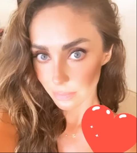 Anahí, por ejemplo, publicó el pasado 14 de abril una imagen para la que posó con apenas un retoque de maquillaje que le dejó decenas de piropos junto a la instantánea. “Hermosa”, “Perfecta”, “Guapa como solo tú”, “Eres la más hermosa del mundo” y “Maravillosa”.
