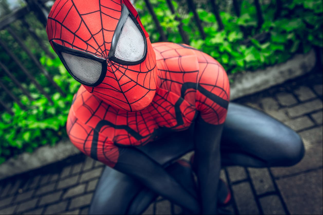 Joven disfrazado de Spiderman es rechazado en plena declaración de noviazgo