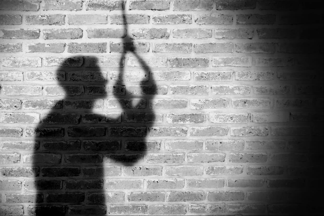 No evites el tema. Incitar a una persona a hablar de sus intenciones no aumentará el riesgo que lo lleve a la acción, al contrario, lo disminuirá.