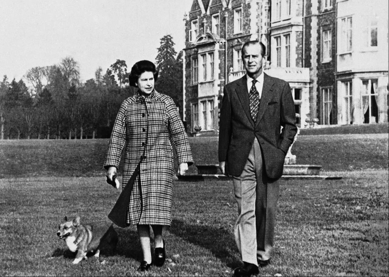 La reina Isabel y su esposo, Felipe, duque de Edimburgo en Sandringham House (1982).