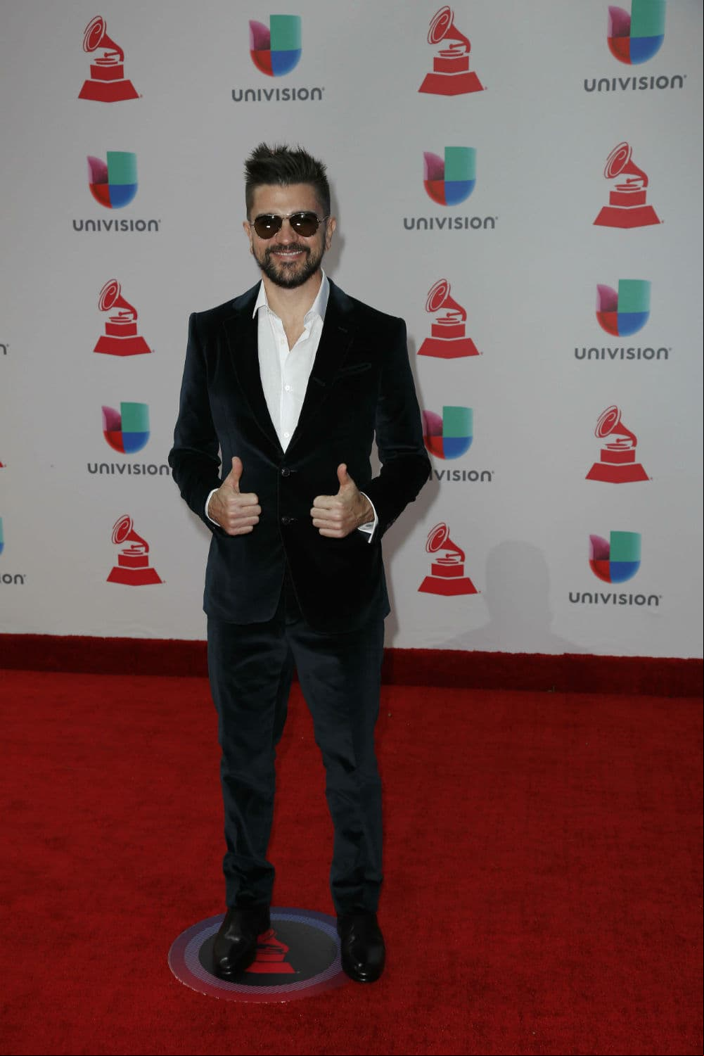 Juanes enamoró a los medios presentes y se colocó en la lista de los más guapos de la noche.