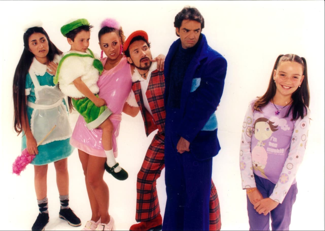 'La Familia P. Luche' es una serie de comedia creada, producida y actuada por Eugenio Derbez, cuyo origen surge en el programa XHDRBZ, donde "la familia" aparecía de forma ocasional.