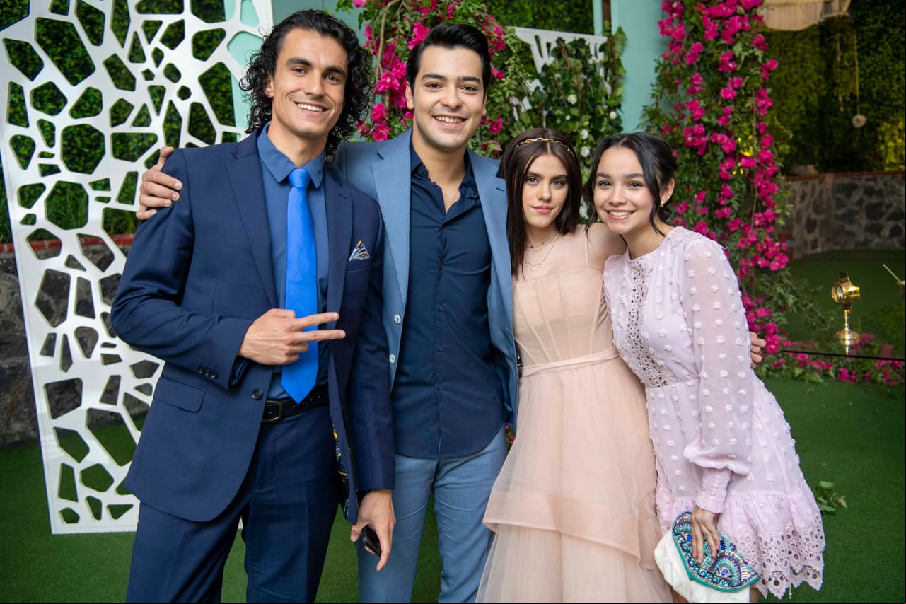 Luego, el actor posó con sus compañeros de reparto, quienes lucieron felices de grabar el cierre de la historia.