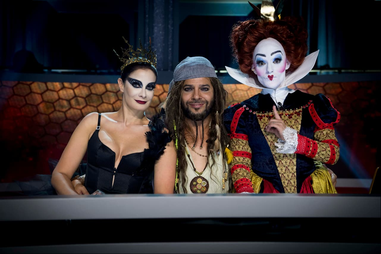 Lola Cortés, Dayanara Torres y Joaquín Cortés dan la bienvenida a la sexta gala con increíbles caracterizaciones.