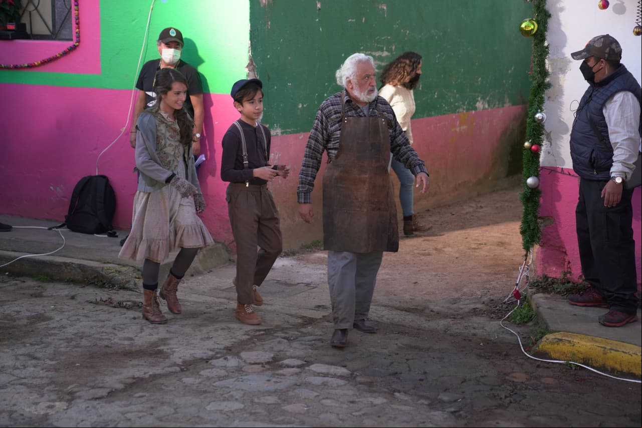 Para celebrar las fiestas decembrinas, Televisa preparó un entrañable especial navideño: 'Somos Navidad', que cuenta la historia de Miguelito, un pequeño que junto a su madre descubrirá el verdadero significado de la esperanza. El cuento está protagonizado por Mayrín Villanueva, Eduardo Santamarina, Tiaré Scanda, Rafael Inclán, Raquel Garza y más.