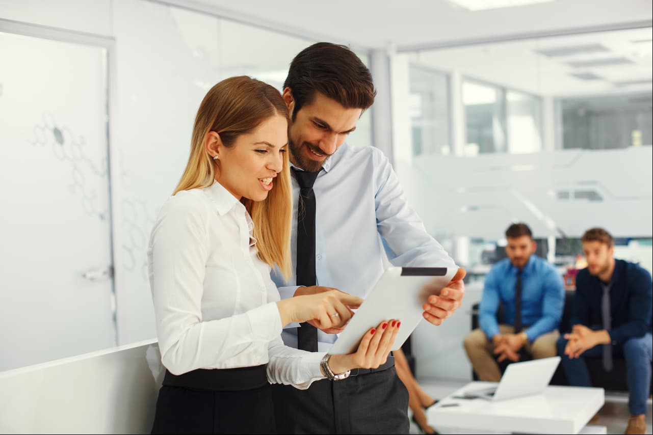 ¿Por qué no es bueno tener un romance en el trabajo?