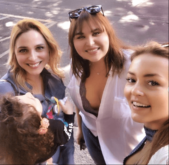 Durante este periodo, la actriz construiría amistad con sus compañeras de reparto Estefanía Virrarreal, quien interpretó a 'Celina' y Angelique Boyer, quien daba vida a 'Vico', a quienes frecuenta hasta la fecha.