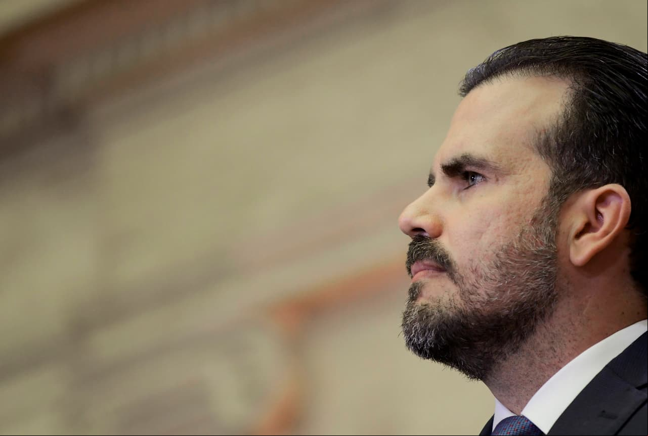 El gobierno de Ricardo Roselló fue investigado por el FBI, por lo que se detuvo a dos funcionarios de alto nivel por crímenes de corrupción.
