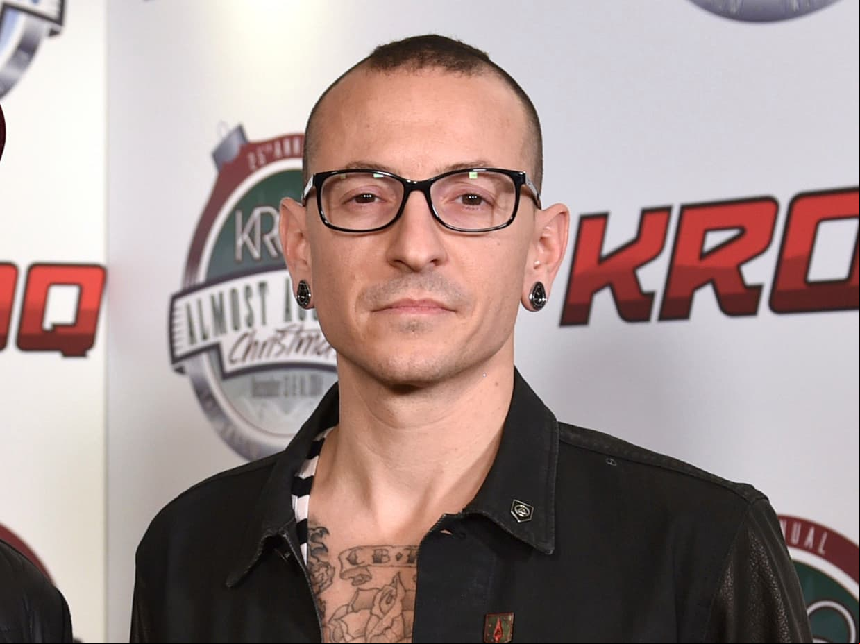 Chester Bennington, líder de Linkin Park, se ahorcó en su casa de Palos verder, California el 20 de julio de 2017 a los 41 años.