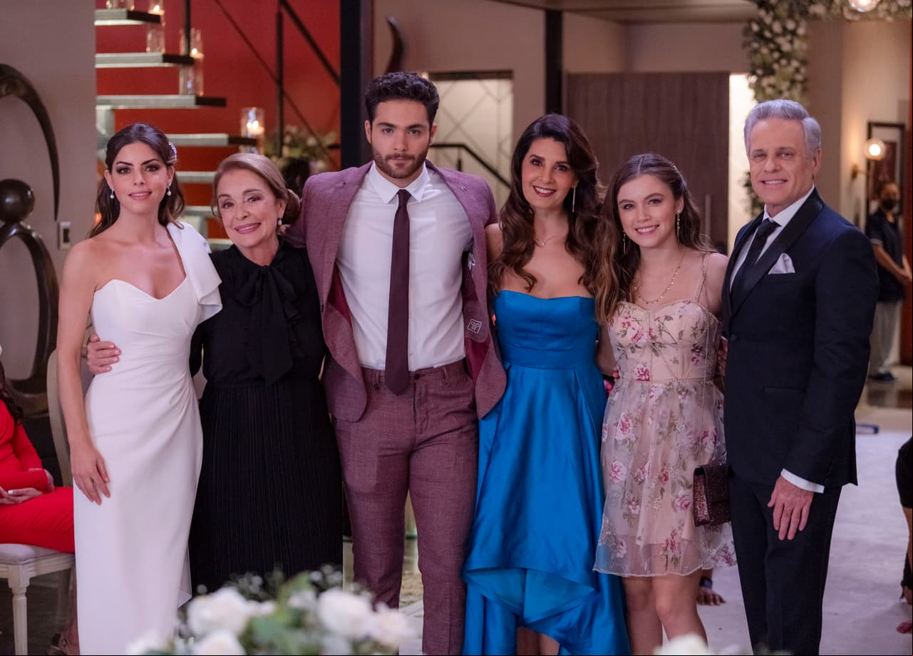 Al terminar de grabar la escena de "Si nos dejan", todos los 'Carranza' se tomaron la foto del recuerdo.