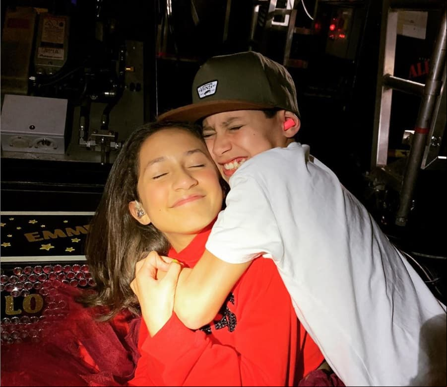 En febrero de 2018, Jennifer López celebró los 10 años de sus hijos Max y Emme, en el restaurante Sugar Factory en Las Vegas. De acuerdo con el portal TMZ, el festejo tuvo cerca de 30 invitados, dos pasteles personalizados y otras actividades que costó siete mil dólares, un poco más de 140 mil pesos.