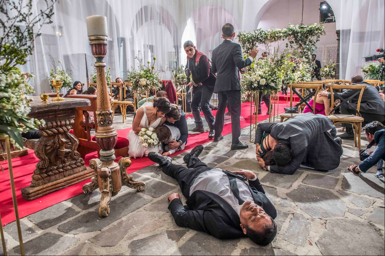'Pedro' inmediatamente protege a 'Vera' y a 'Nico', pero los hombres se llevan a 'Olmo'. ¿Qué pasará? Velo en "Te Acuerdas de Mí" de lunes a viernes a las 9:30 pm. con Las Estrellas.