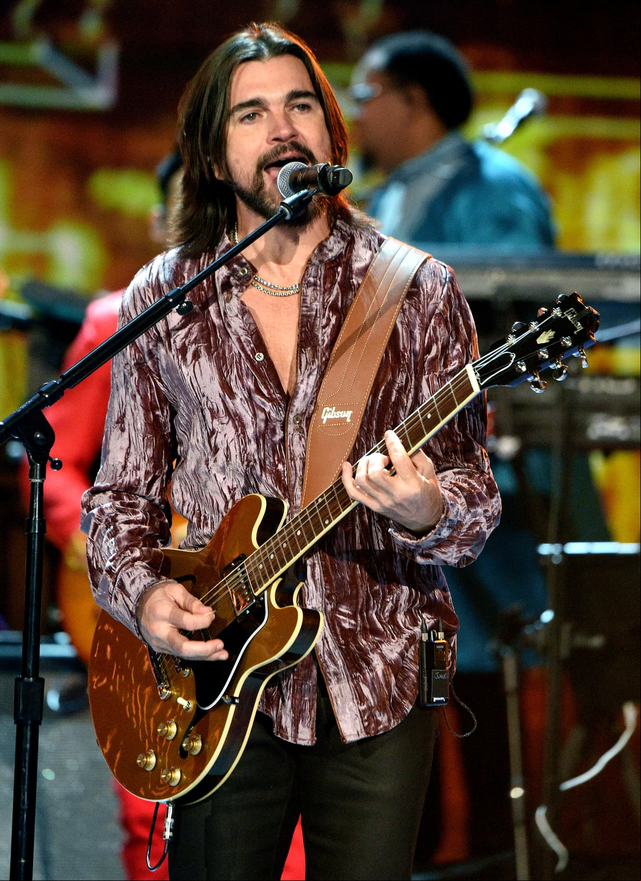 Juanes 
<br>
<br>Los artistas se presentarán desde sus casas, manteniendo así la sana distancia.
