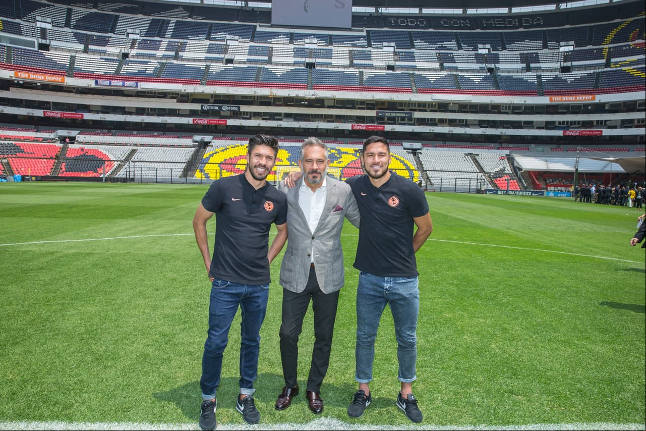 Los futbolistas Oribe Peralta y Bruno Valdez en compañía del actor Arath de la Torre, quien asegura que, si los jóvenes se enfocan y concentran en los objetivos, pueden vencer cualquier batalla.