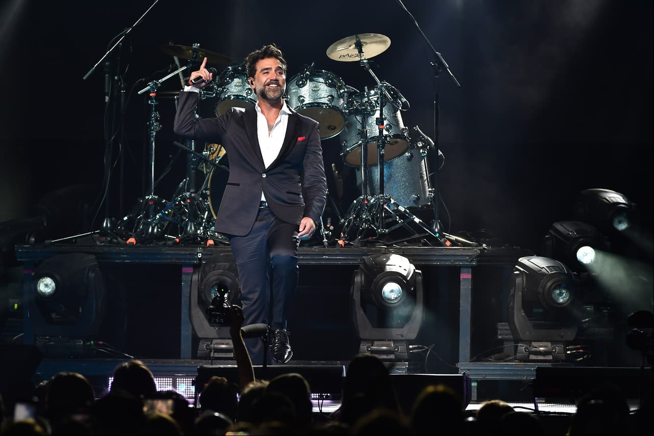 ‘El potrillo’ presumió su nuevo look en un concierto en Miami, Florida, junto a Los tigres del norte.