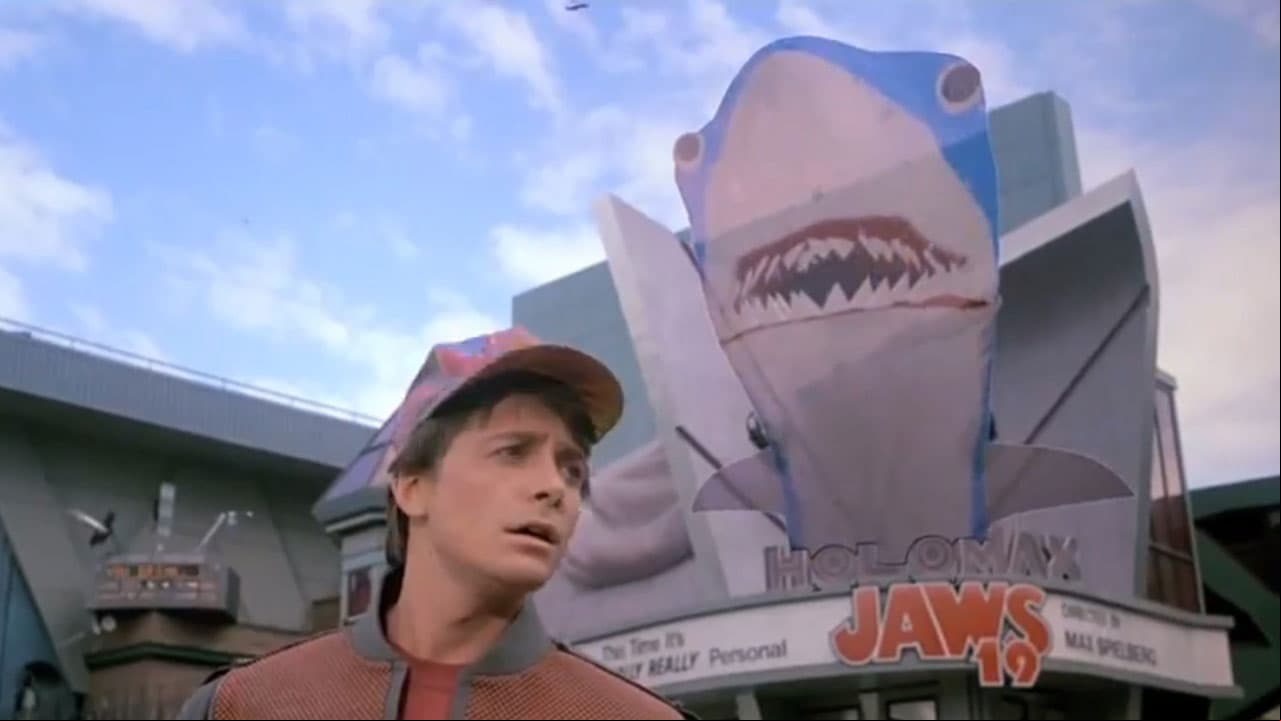 ‘Volver al Futuro II’. Esta es la segunda entrega de la saga que comenzó en 1985, cuya historia se centra en ‘Marty McFly’ viajando al futuro, al año 2015, ya que sus hijos corren peligro.