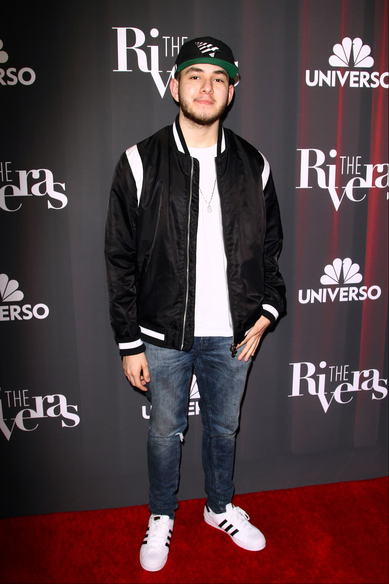 Juan Ángel, también conocido como Johnny, es el integrante más joven de la familia Rivera y acudió con un look muy acorde a su edad, además de que llamó la atención tras dejarse crecer la barba.