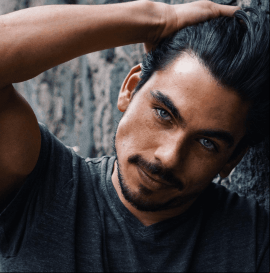 ¿Cuáles son tus pasatiempos? “Me gusta ir al gimnasio, ver series, ir al cine, cocinar, tocar la guitarra, cantar, leo mucho ya que me encanta aprender nuevas cosas y no pueden faltar los asados que hacemos, juntarme con mis amigos es muy importante para mí”.