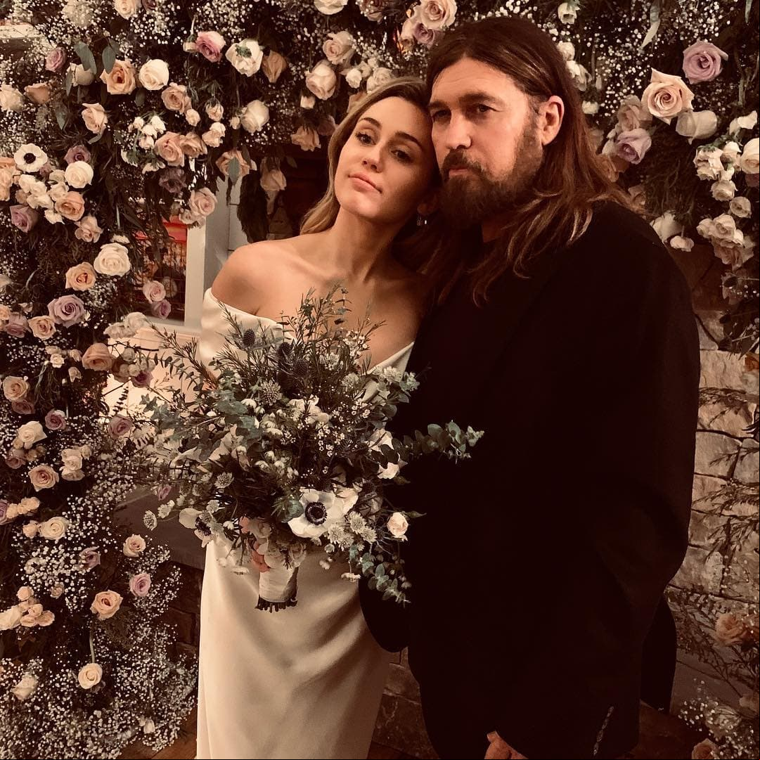 De acuerdo con la sitio Six Style, el precio del vestido de novia de Miley Cyrus, que fue diseñado por Vivienne Westwood, tiene un valor de 8 mil 600 dólares.