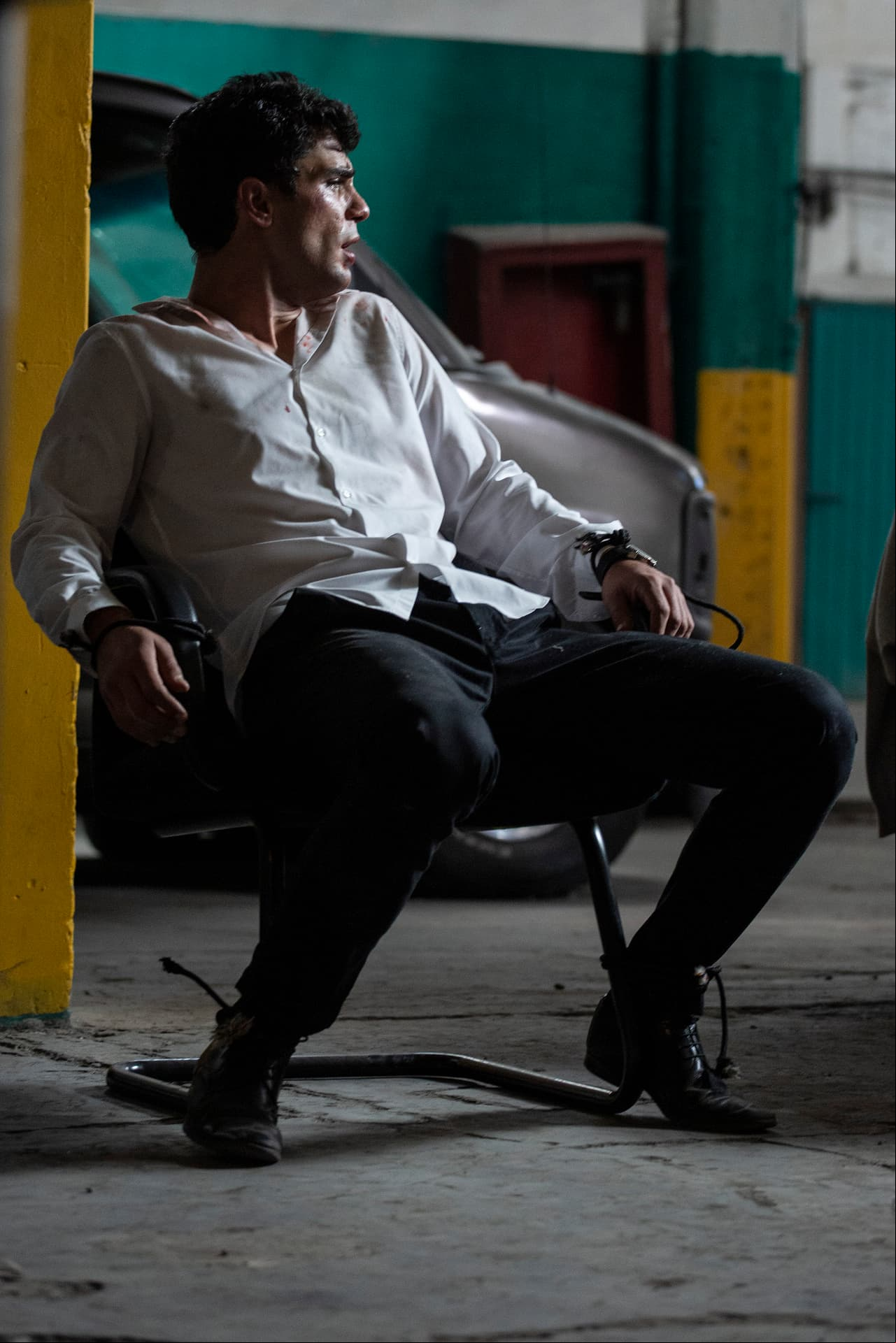 Durante un descuido de 'Modesto', 'Samuel' logra soltarse.