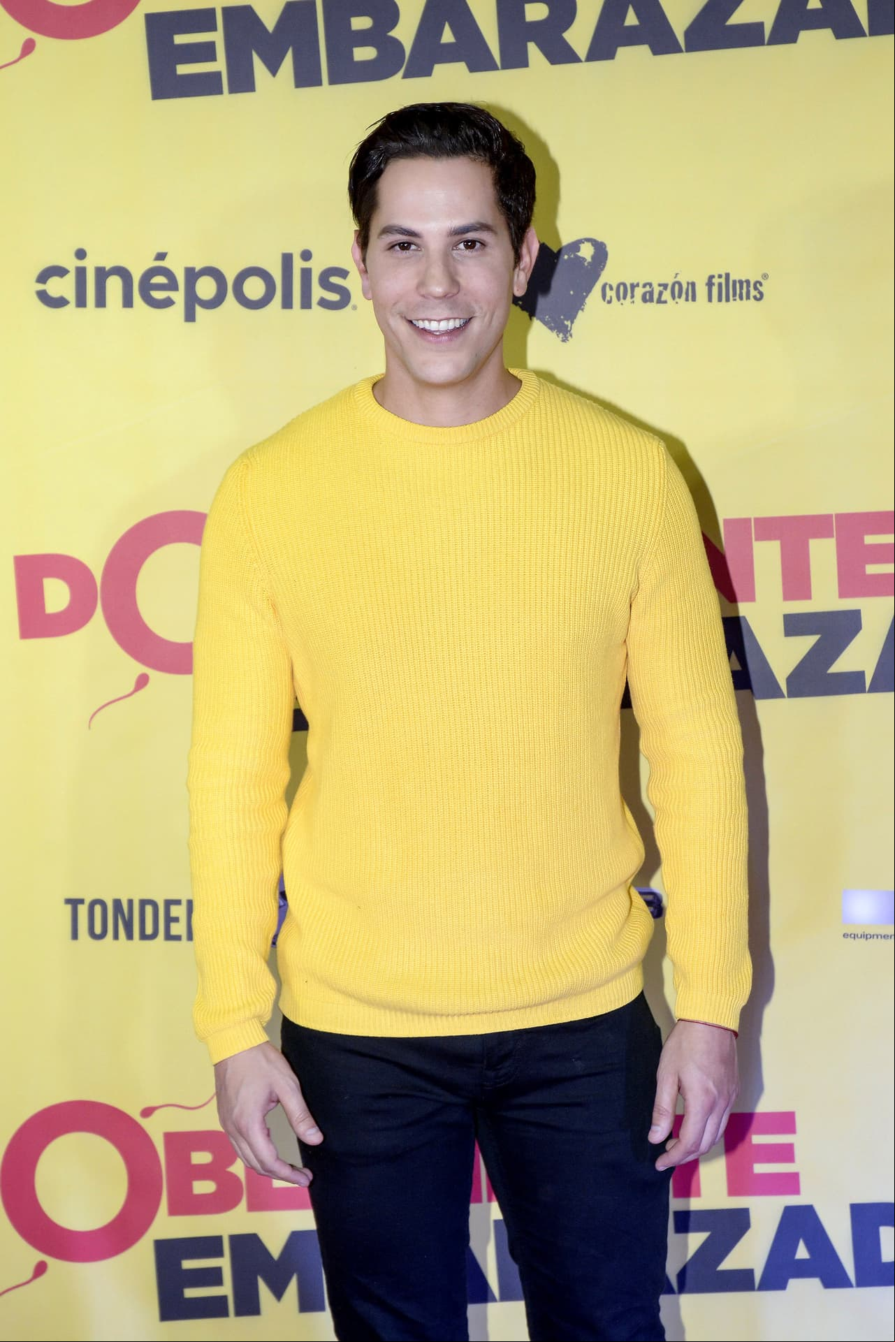 Christian Chávez en la alfombra roja de la película Doblemente Embarazada.