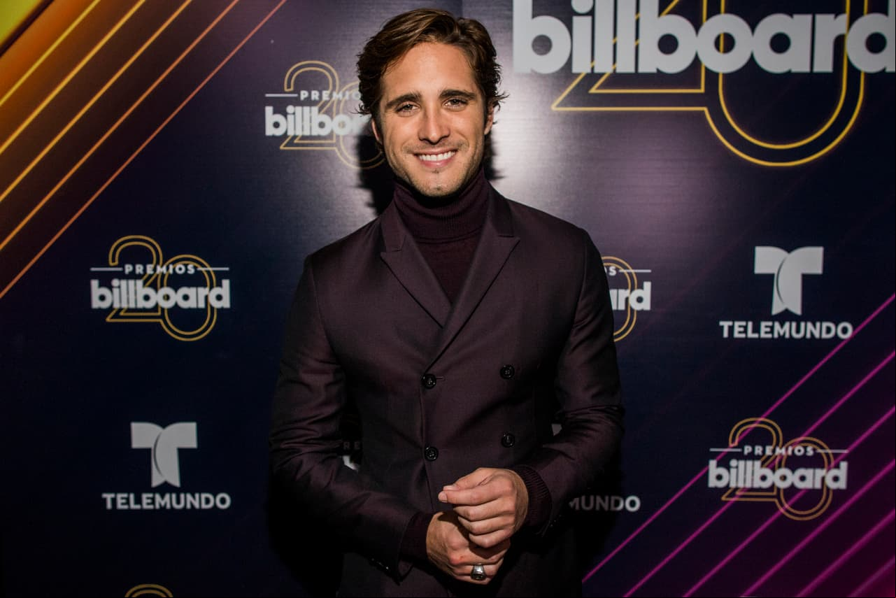 Acusan en redes sociales a conductora de acosar a Diego Boneta
