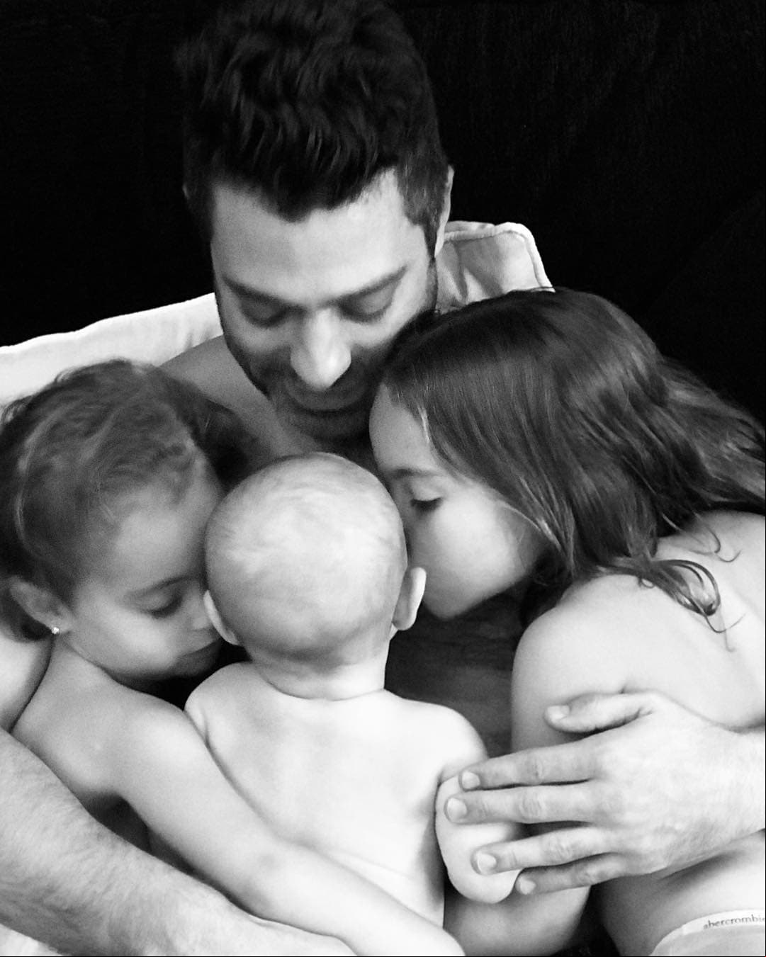 Por supuesto que la fotografía de la empresaria no pasó desapercibida por los miles de seguidores del integrante de OV7, quienes de inmediato se deshicieron en halagos por Luciana, Regina, Elías y Mila.