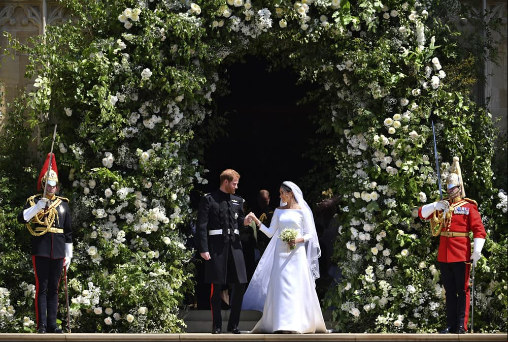 Los Duques de Sussex, Meghan Markle y el Príncipe Harry, celebraron su boda real en la capilla de San Jorge, en el Castillo de Windsor, el 19 de mayo de 2018, evento que fue televisado alrededor del mundo. El vestido de novia de la exactriz fue creado por Clare Waight Keller, que destacó por su escote de cuello de barco.