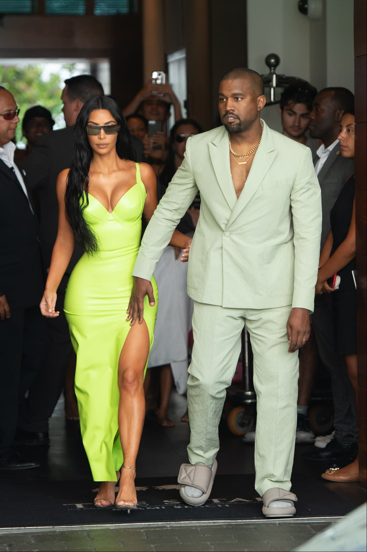 Critican a Kanye West por usar sandalias… ¡varias tallas más pequeñas!