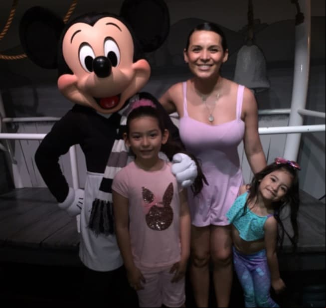 Tras una disputa legal, las autoridades dictaminaron en marzo de 2018 que Sara y Nina quedarían bajo custodia de su padre biológico, quien había llegado a un acuerdo de visitas con la familia materna de las pequeñas, el cual no ha cumplido.