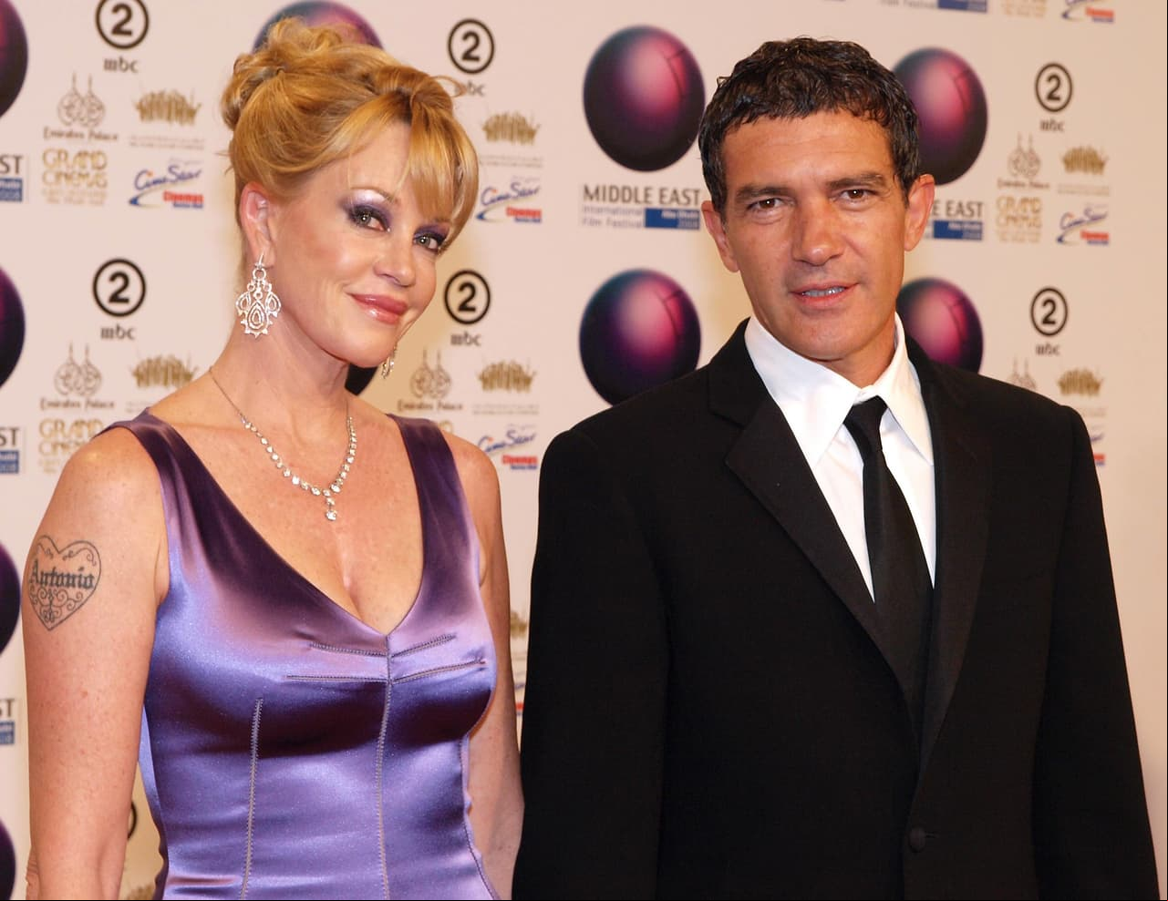 Tras casi 20 años de relación, Melanie Griffith y Antonio Banderas se separaron en 2014, casi al mismo tiempo la actriz se retiró del brazo derecho el nombre del actor, que estaba dentro de un corazón.