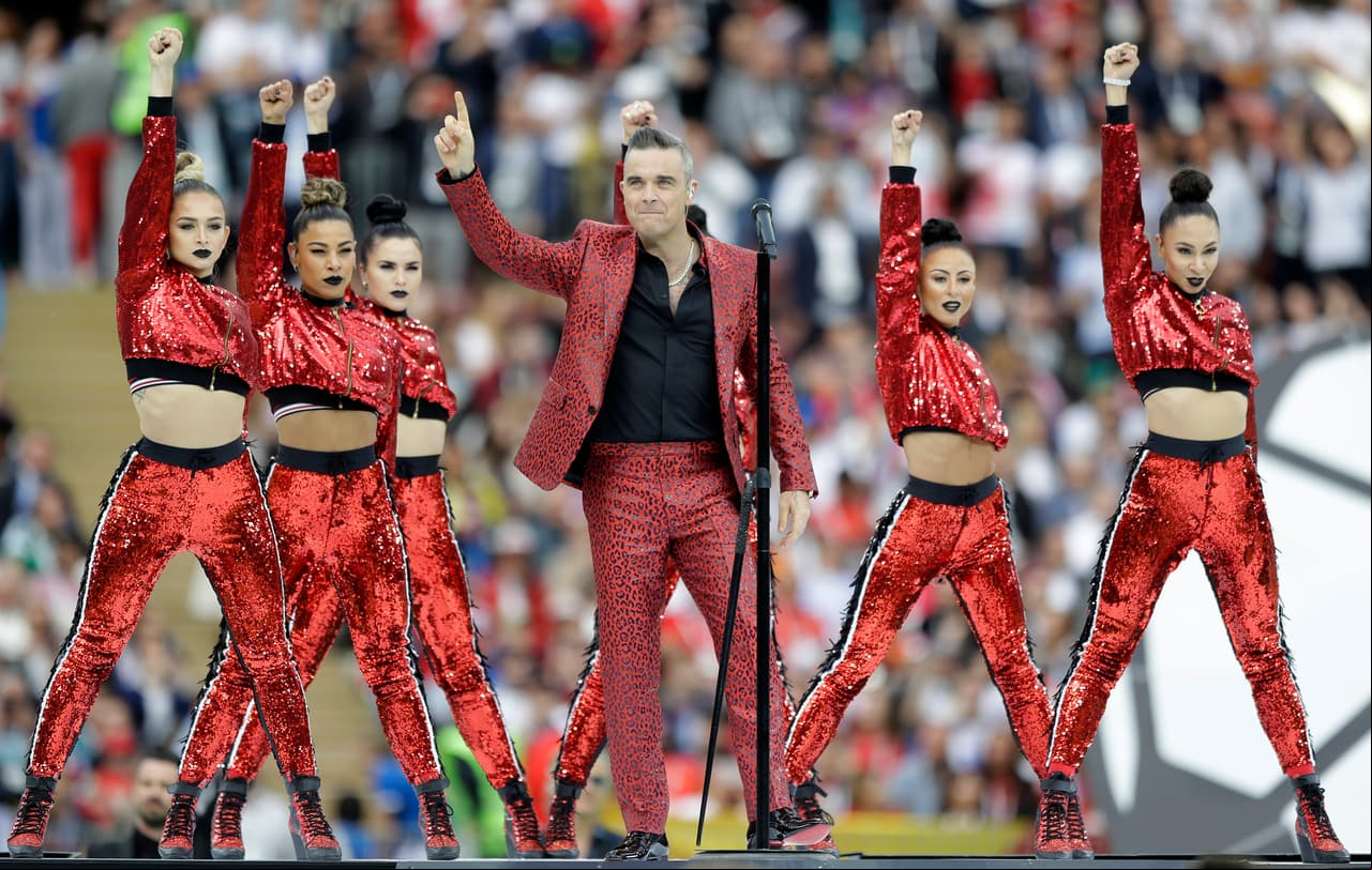 Robbie Williams hace seña obscena en la inauguración del mundial