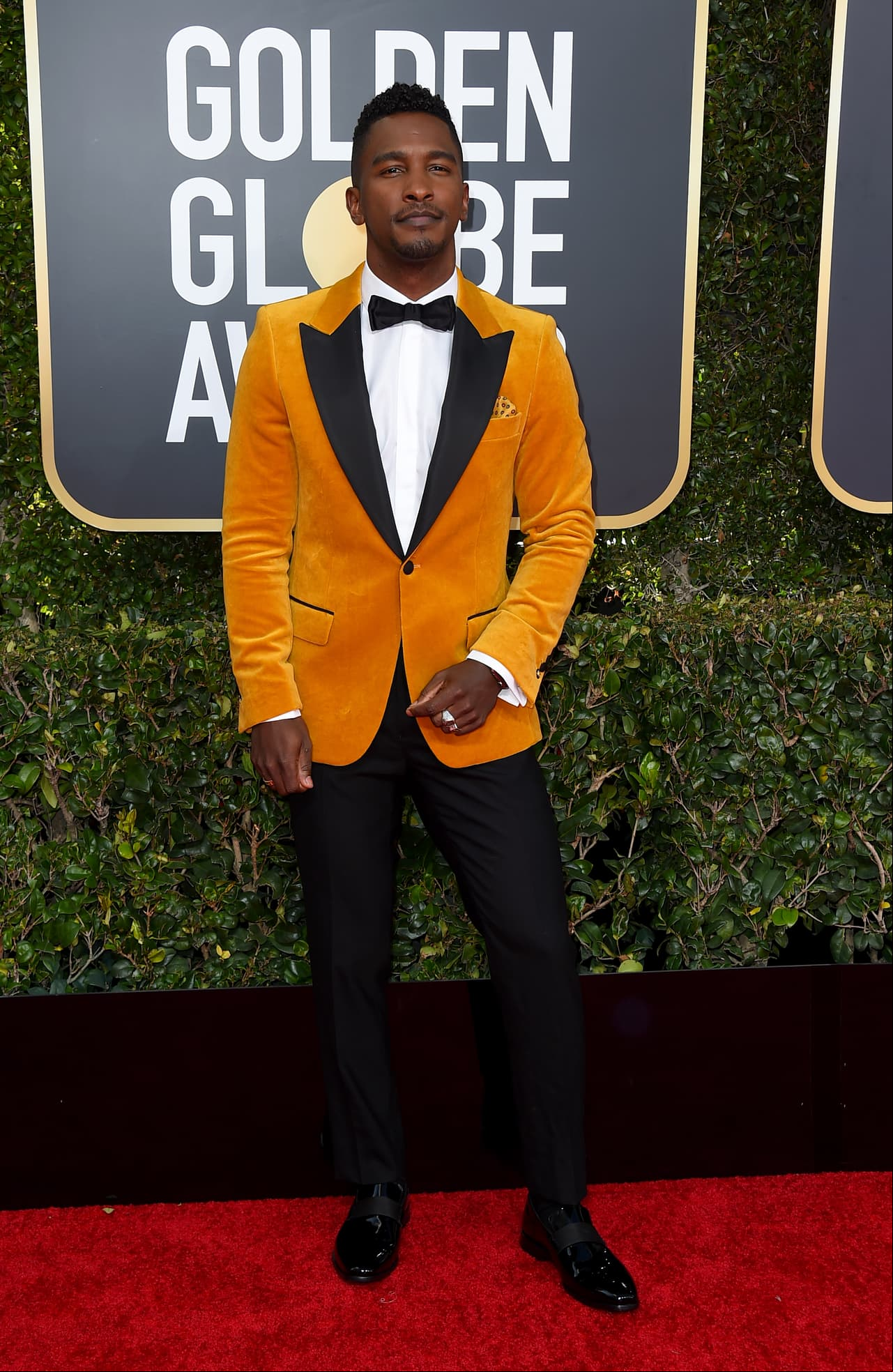 El actor Scott Evans si bien cumplió con el detalle de etiqueta, el saco de chiffón naranja con solapas negras no fue la mejor opción.