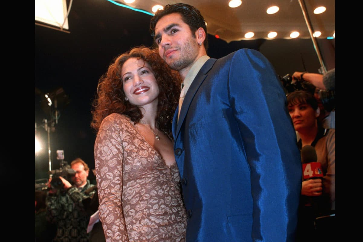 Ojani Noa. En 1997, Jennifer llegó al altar con Noa, un incipiente empresario quien le entregó un anillo de forma de pera, de 6 quilates. La actriz y cantante no tendría mucho tiempo esta joya en su mano ya que el matrimonio duró tan solo un año.