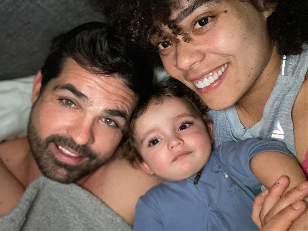 Hace algunas semanas, el pequeño ya dio sus primeros pasos, hecho que sus orgullosos papás mostraron en redes sociales.