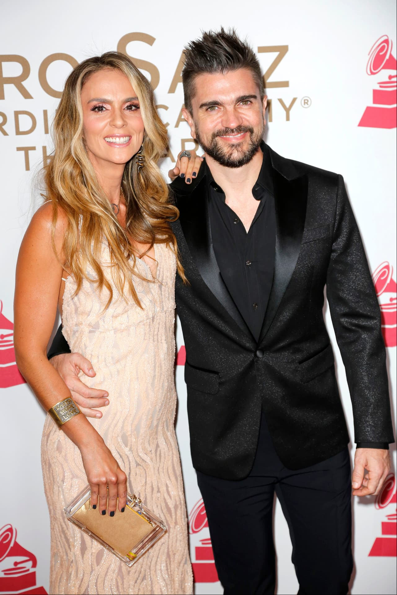 Otra historia de amor que, sin duda, no ha sido perfecta pero logró superar la adversidad es la de Karen Martínez y Juanes. Ellos se convirtieron en padres en de una niña en el 2003 y un año más tarde se casaron. En el 2007 la pareja se separó indefinidamente debido a una infidelidad del cantante, sin embargo, ambos decidieron apostar nuevamente por su relación y desde entonces permanecen juntos.